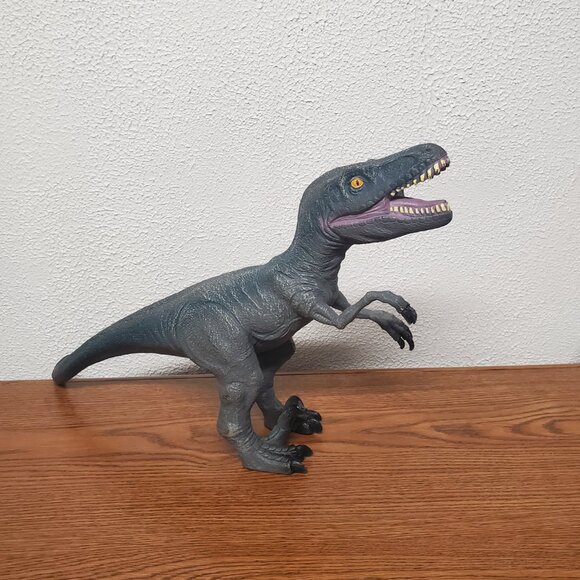 Action Figure 2014 Velociraptors Dinosaur 21" x 12" - Picture 3 of 7